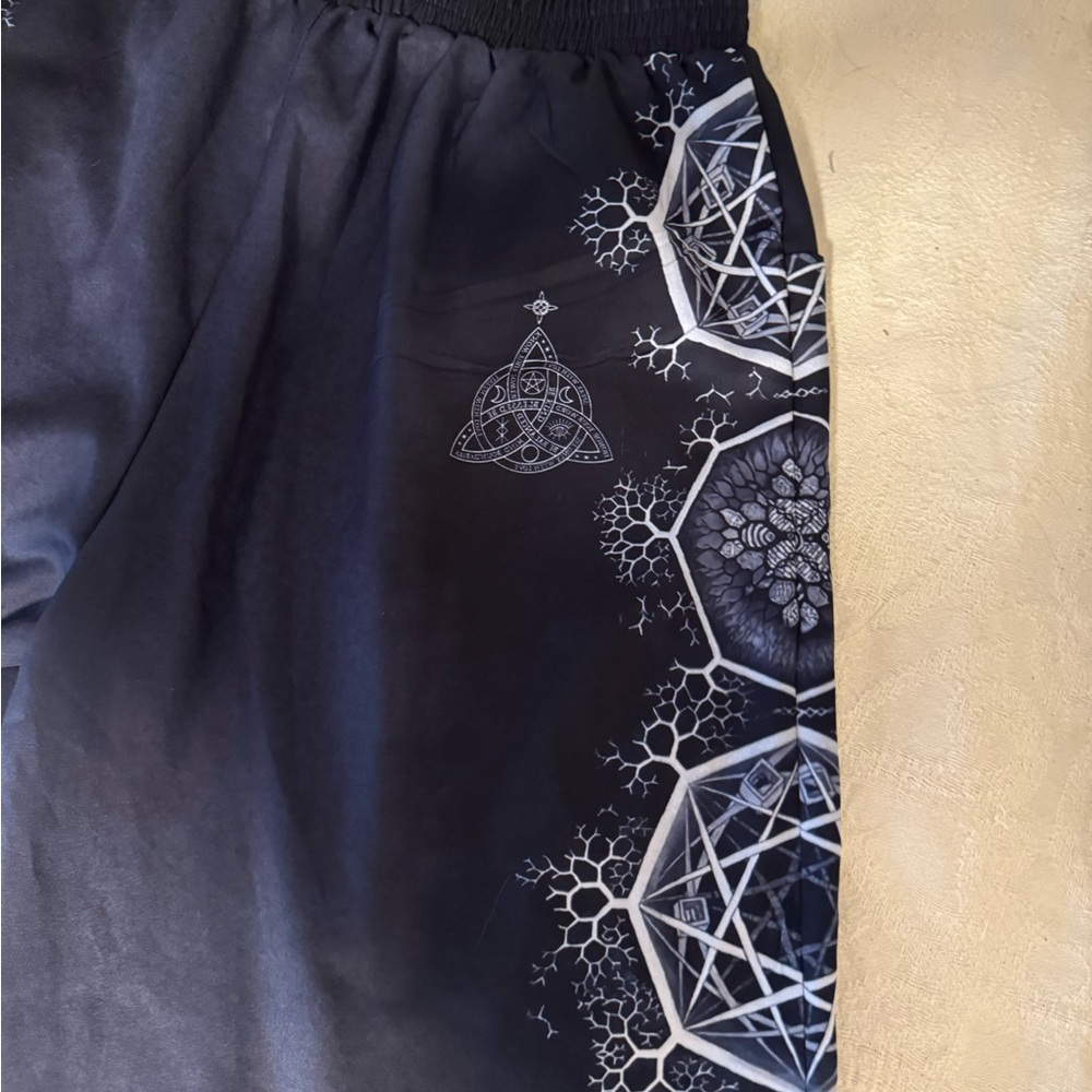 Geometric Patterned Wide-Leg Pants - Picture 8 of 9